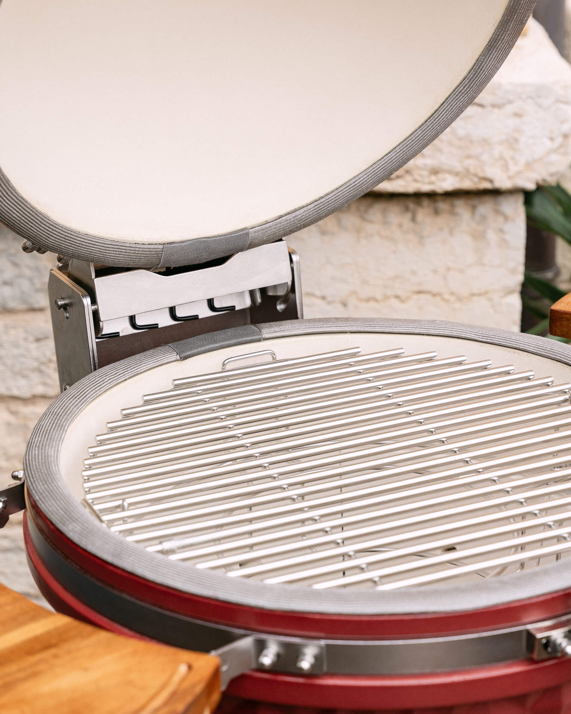 Grelha de cozedura em inox instalada no interior de um kamado Kokko.