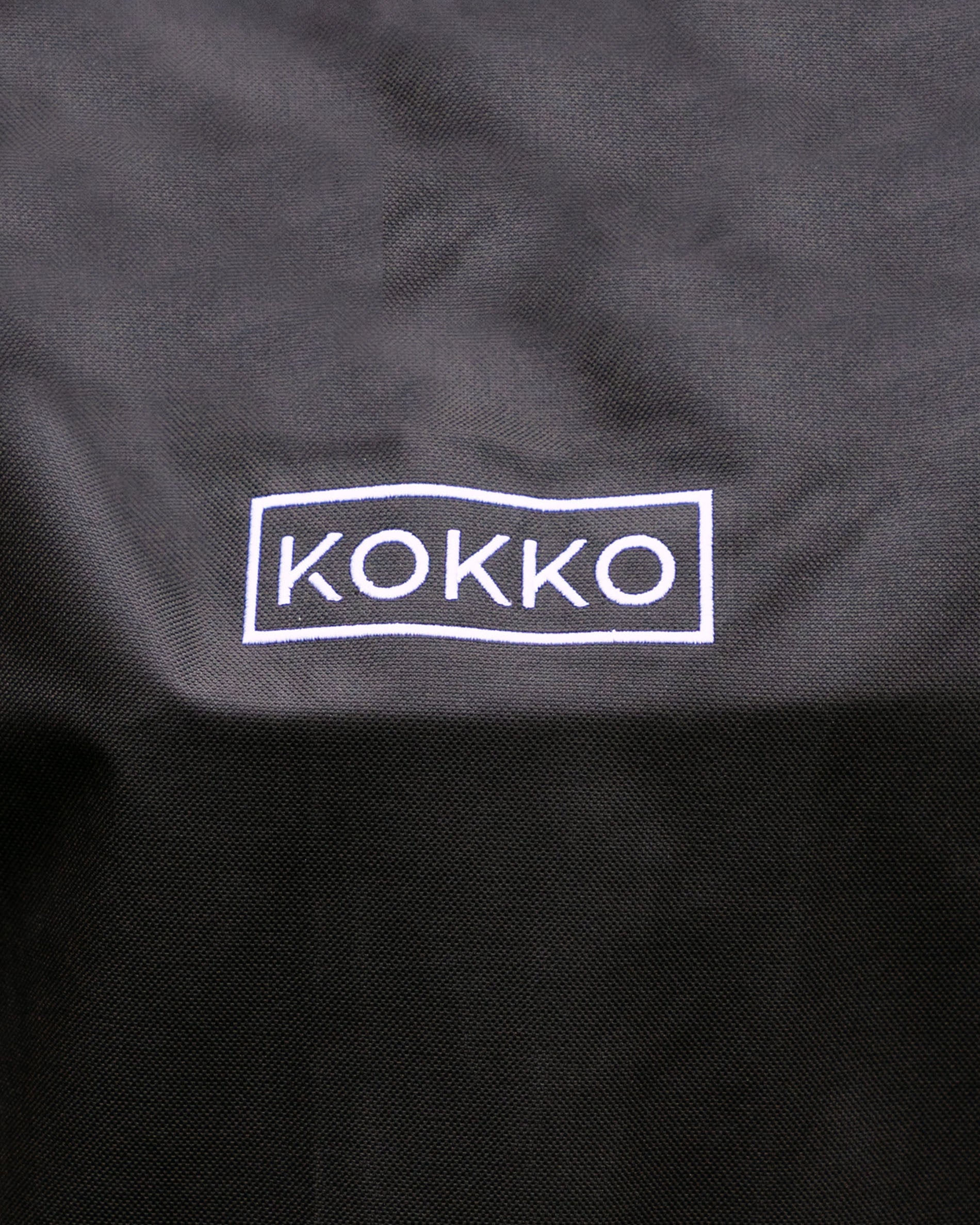 Capa de proteção preta Kokko com logótipo branco, adequada para kamados Kokko.