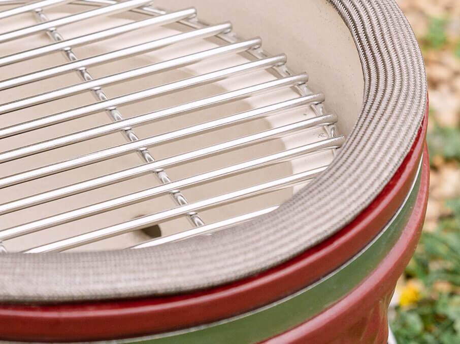Junta de fibra de vidro do Little Kokko, visível ao redor da cuba para garantir a estanqueidade do kamado.