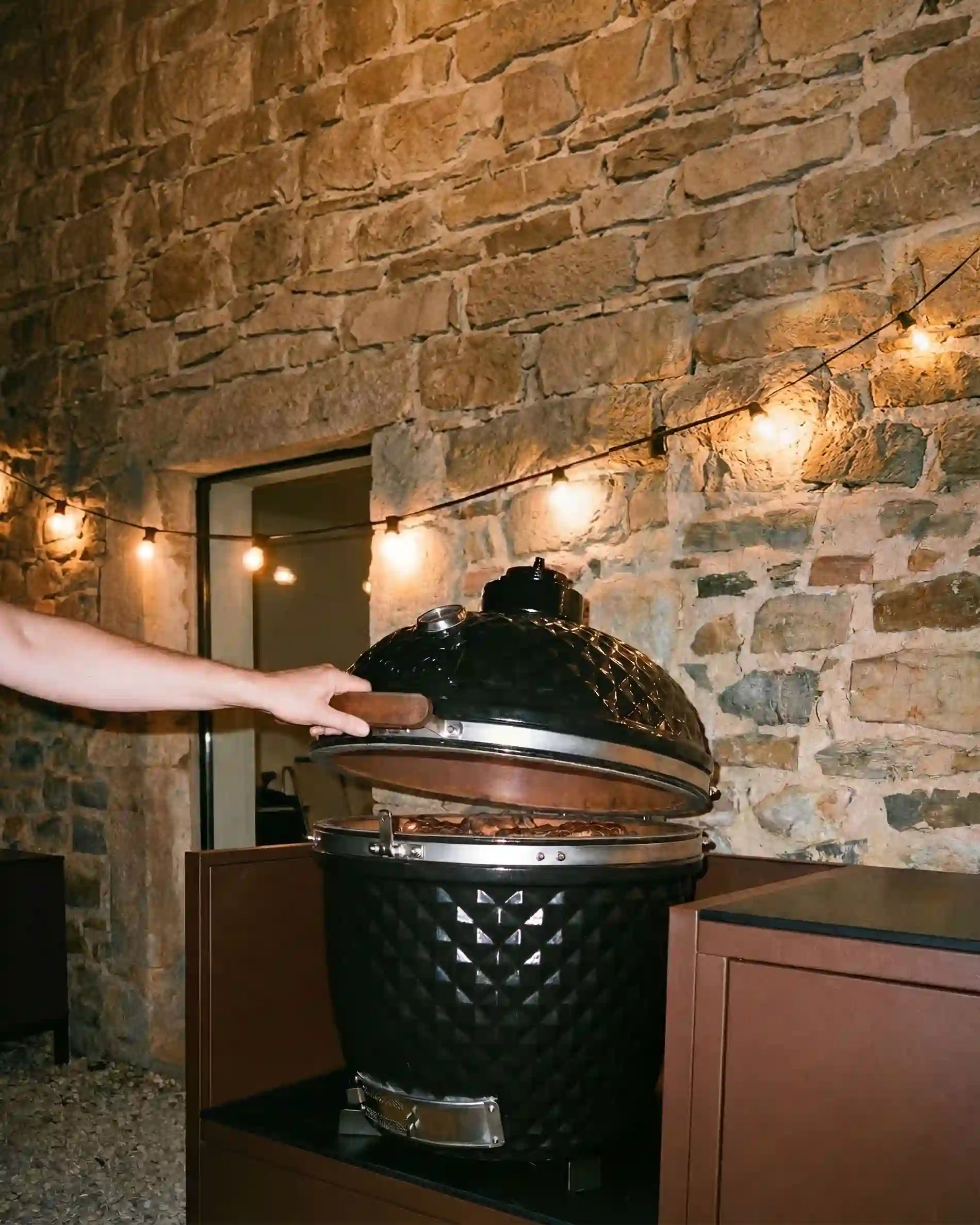 Kamado barbecue integrado numa cozinha exterior Kokko
