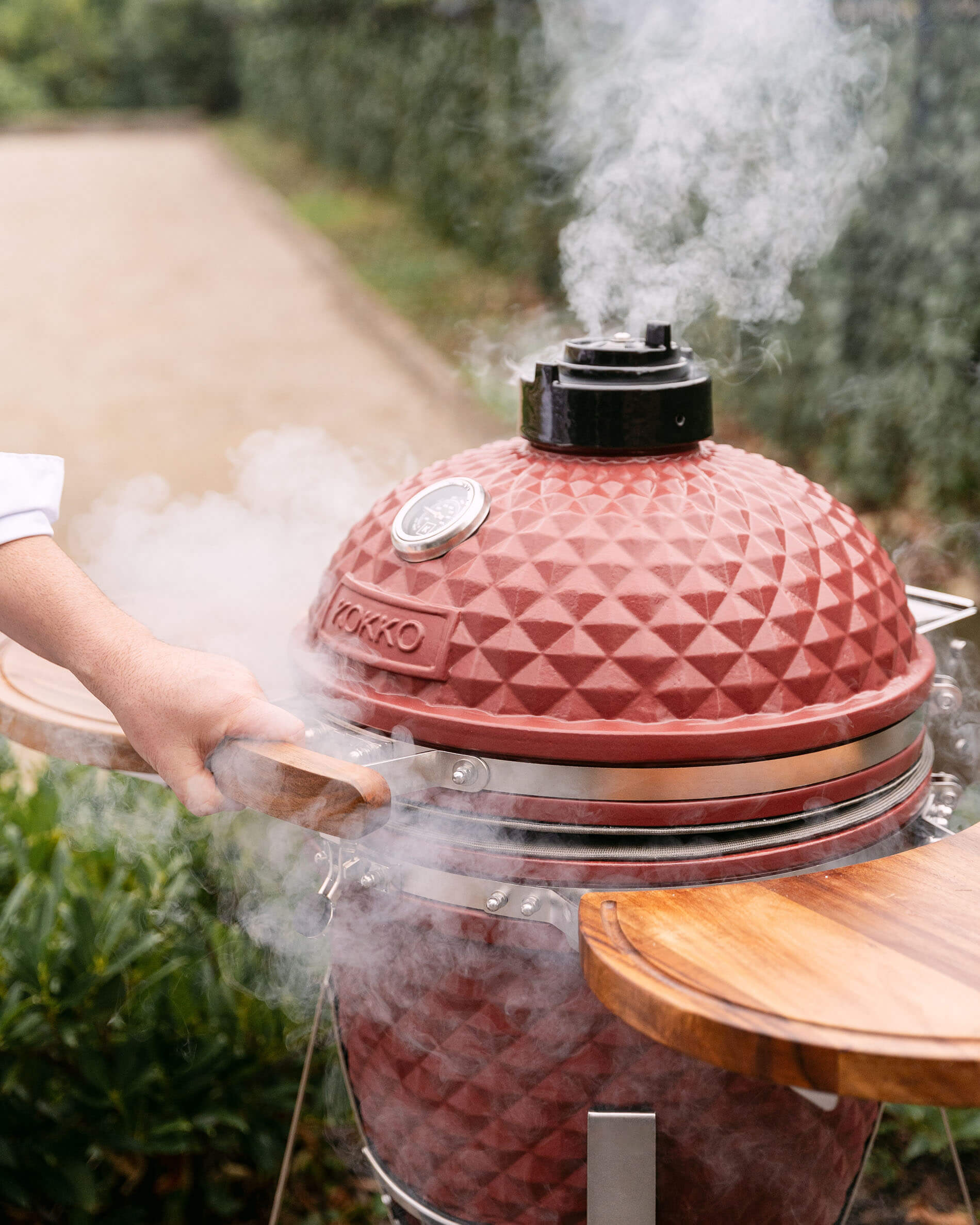 Kamado Kokko L 18 polegadas em cerâmica vermelho óxido com fumo de cozedura.