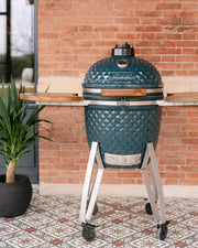 Kamado Kokko XL 22 polegadas em cerâmica azul oceano montado em carrinho.