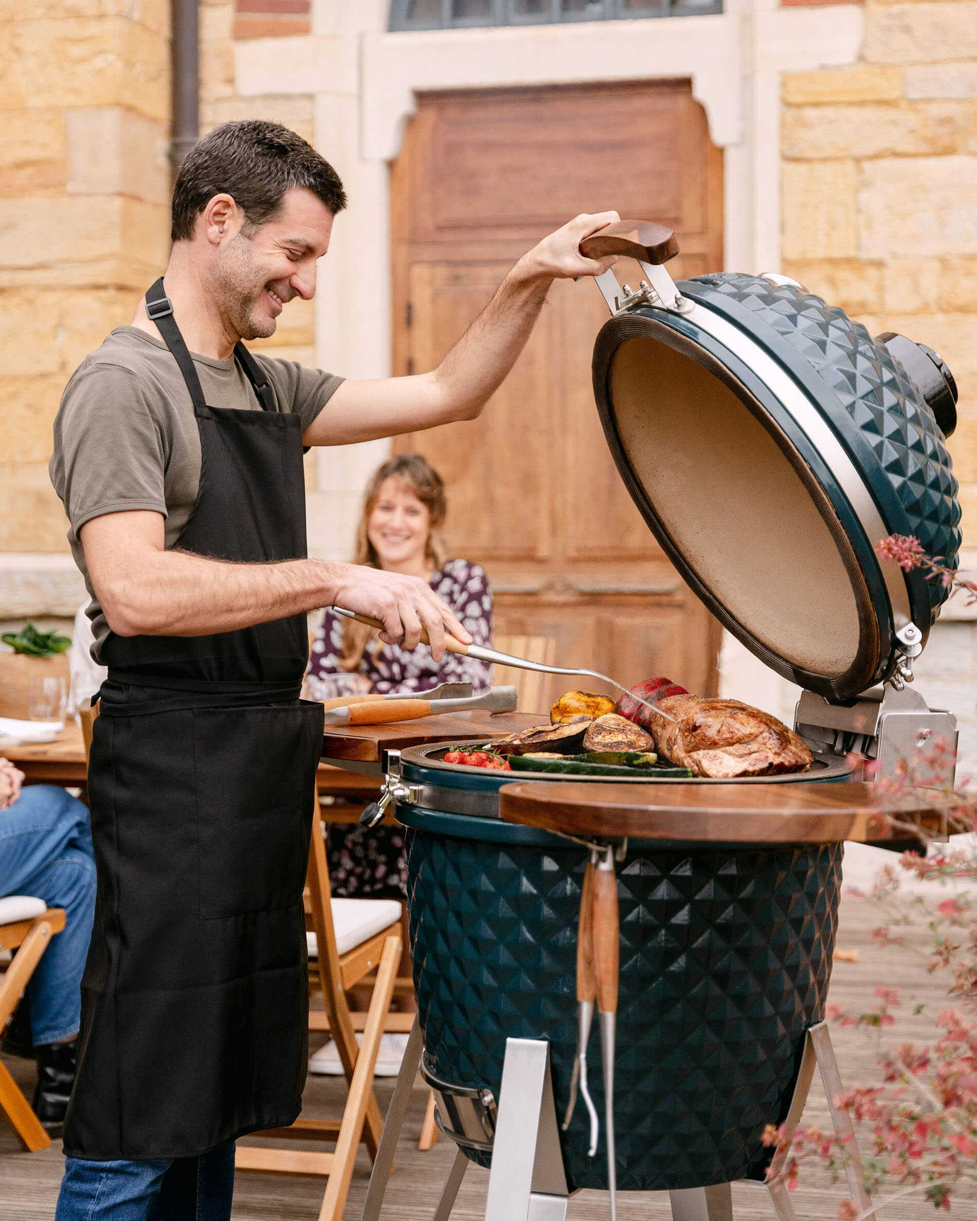 Kamado Kokko XL 22 polegadas em cerâmica azul oceano em utilização.