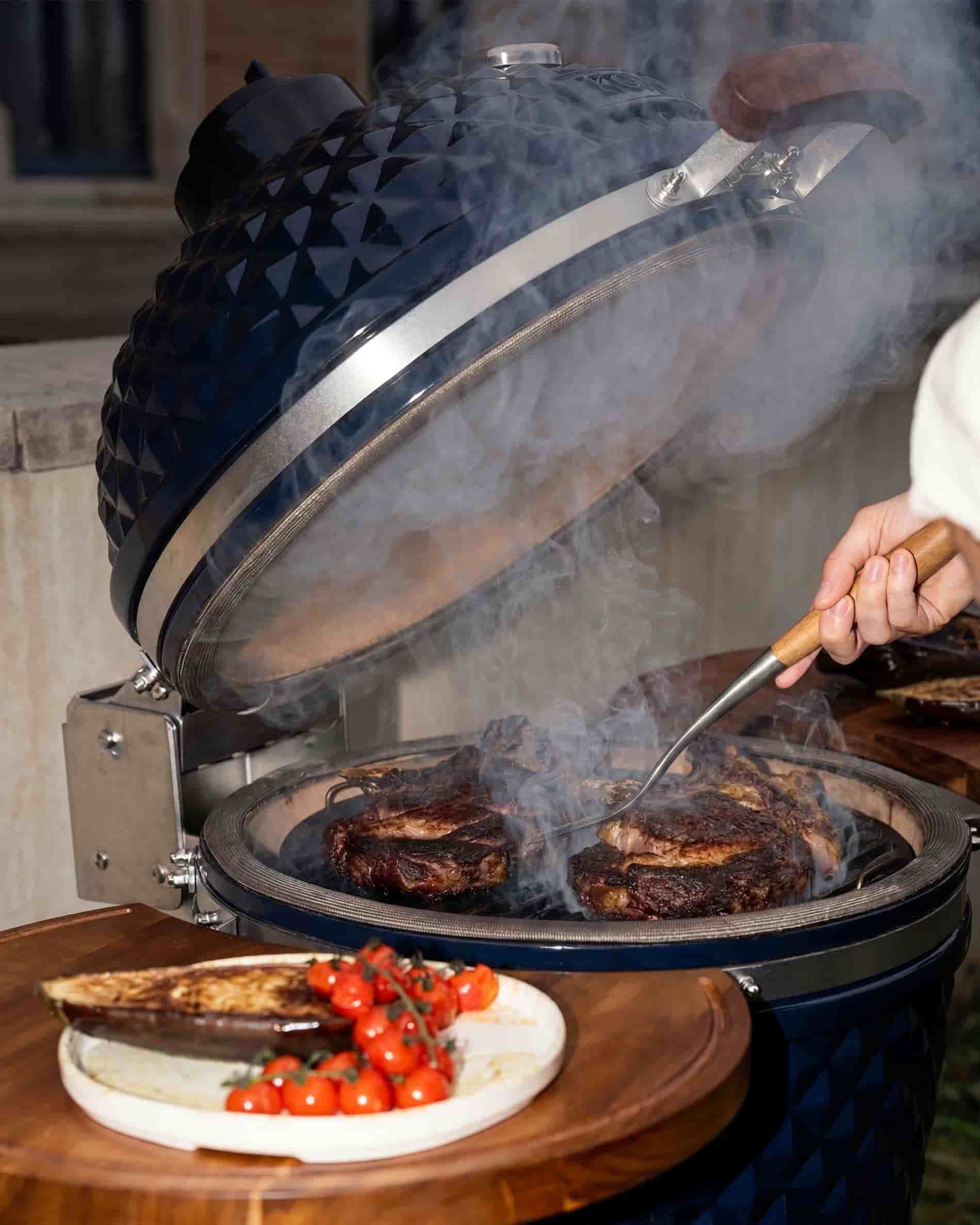 Costeletas de novilho grelhadas num kamado Kokko com controlo perfeito da cozedura.