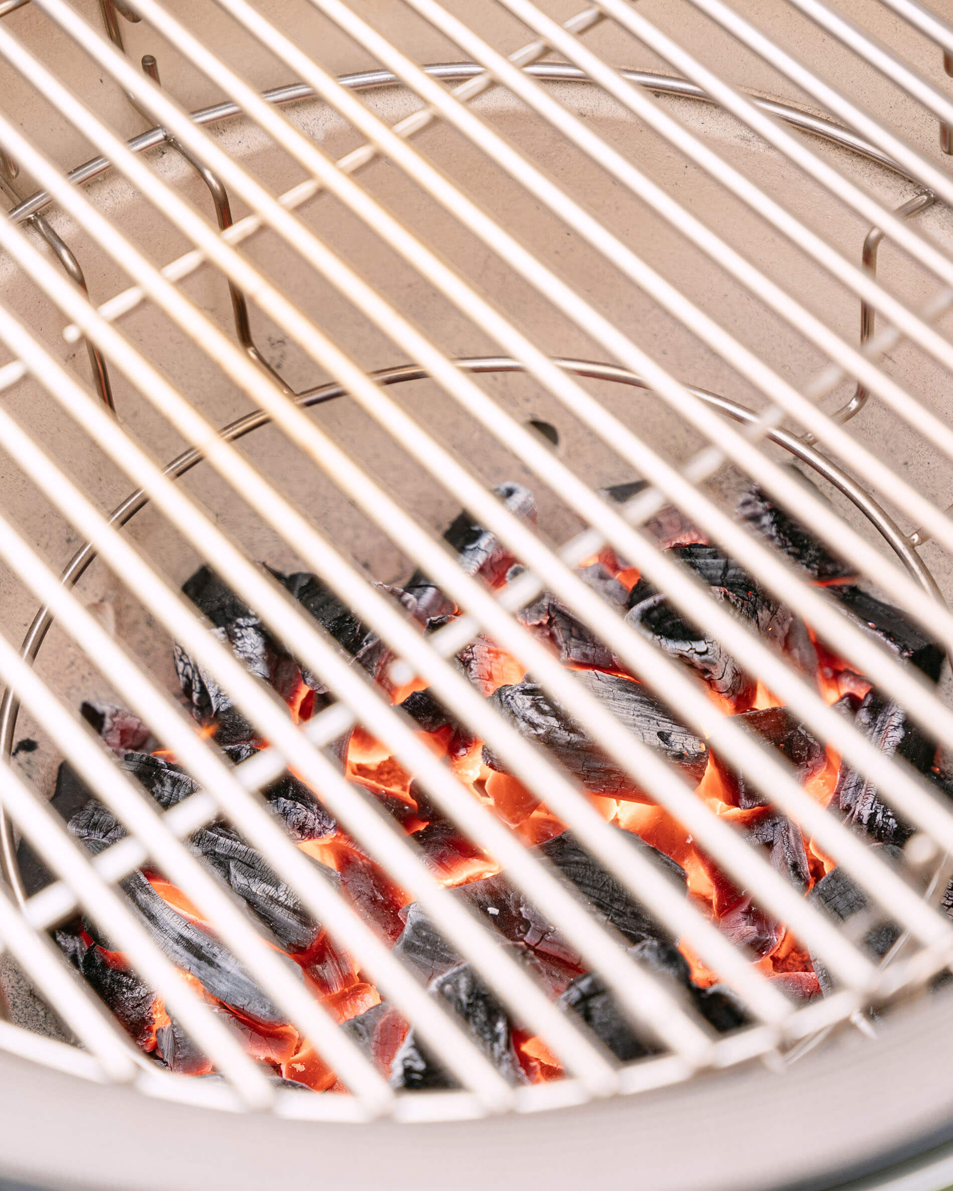 Vista aproximada da grelha de cozedura em inox do kamado Kokko.