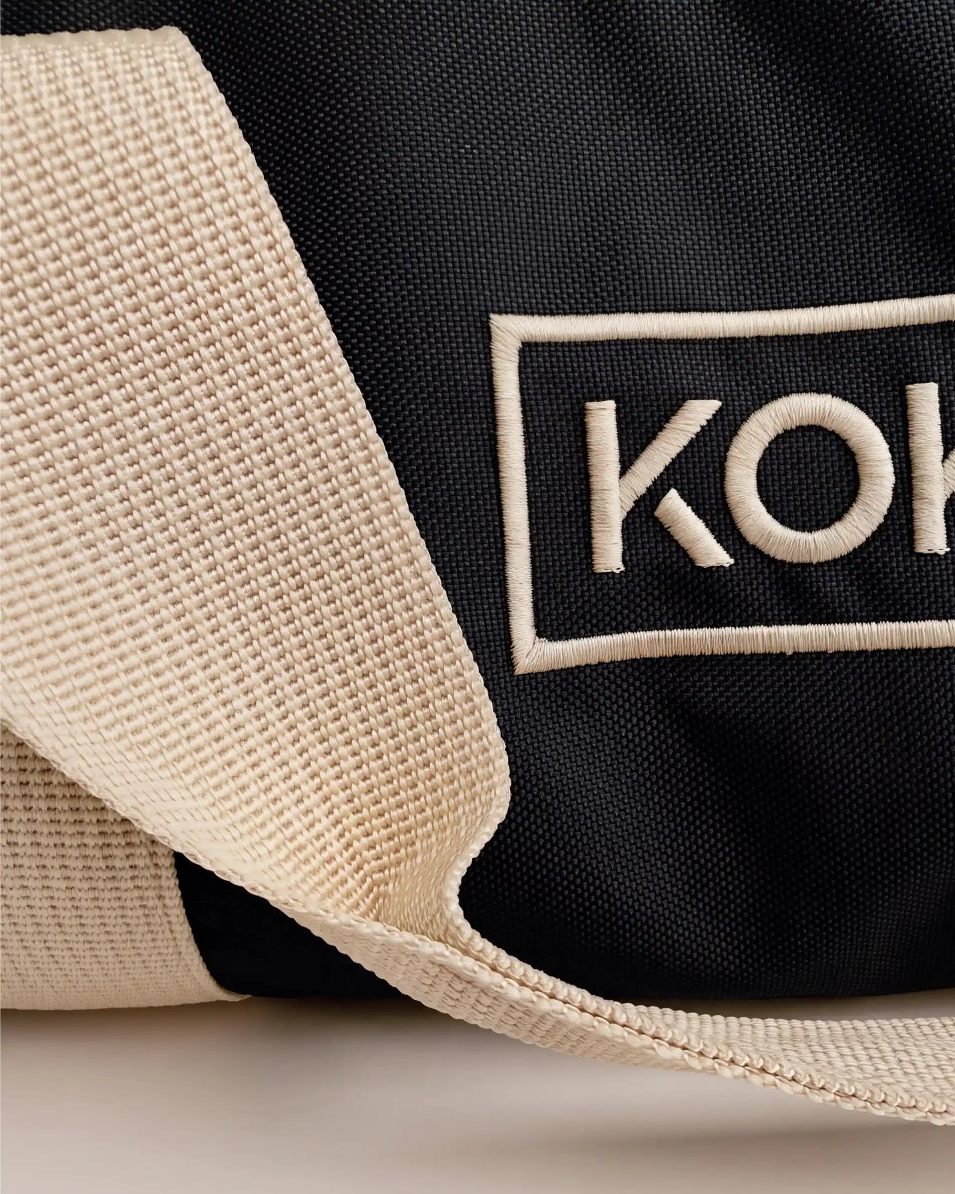 Détail broderie du logo Kokko sur la housse