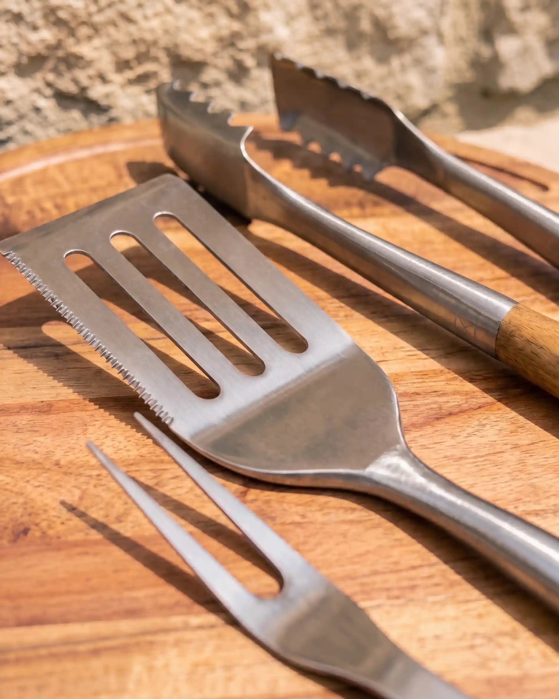 Conjunto de 4 utensílios em inox e acácia