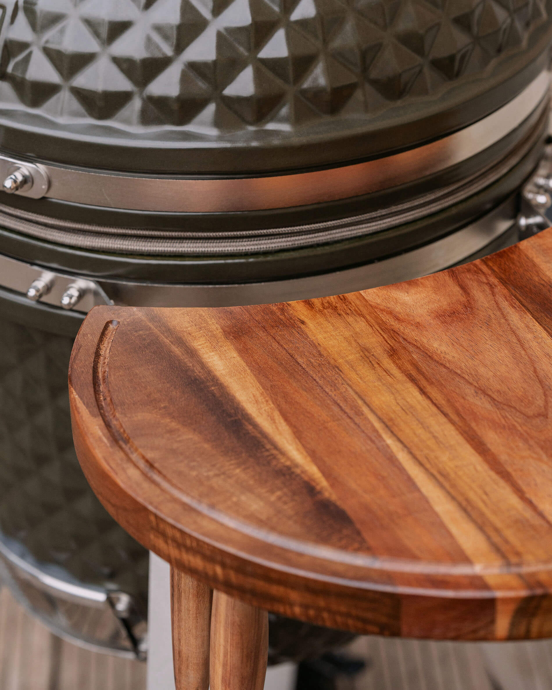 Detalhe das prateleiras em madeira no kamado Kokko XL verde-azeitona.