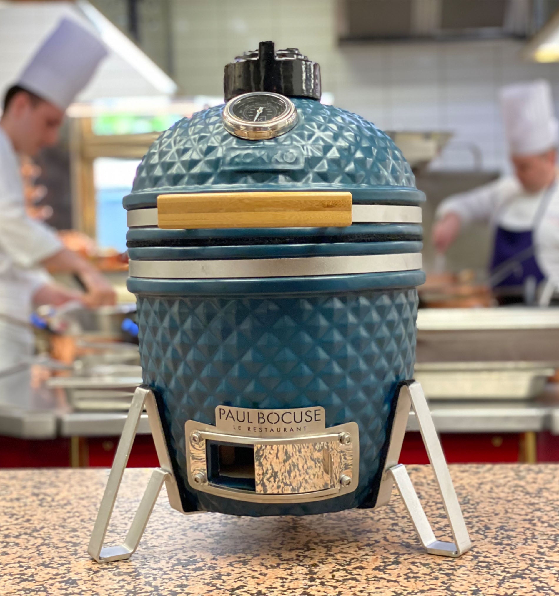 Kamado Kokko azul oceano instalado em frente a um restaurante gastronómico Paul Bocuse.