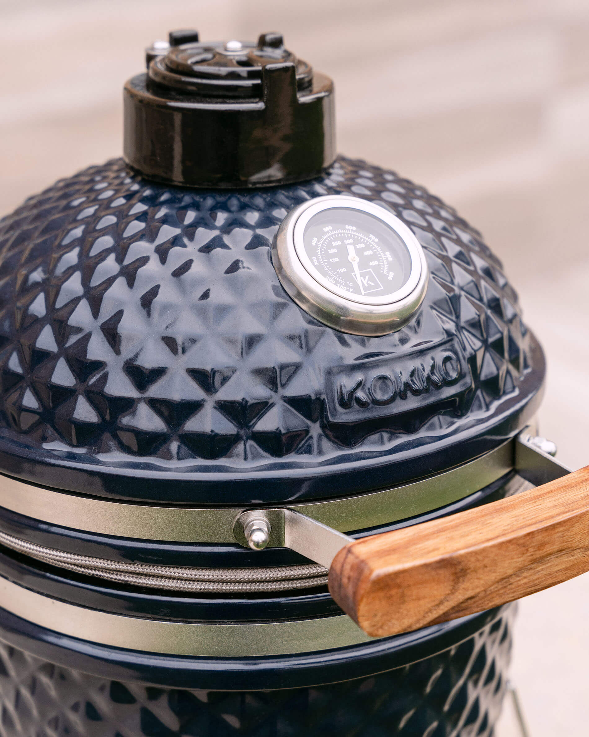 Kamado Little Kokko 13 em cerâmica azul-marinho com prateleira em madeira.