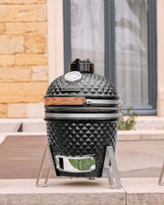 Kamado Little Kokko 13 em cerâmica preto profundo no seu suporte.
