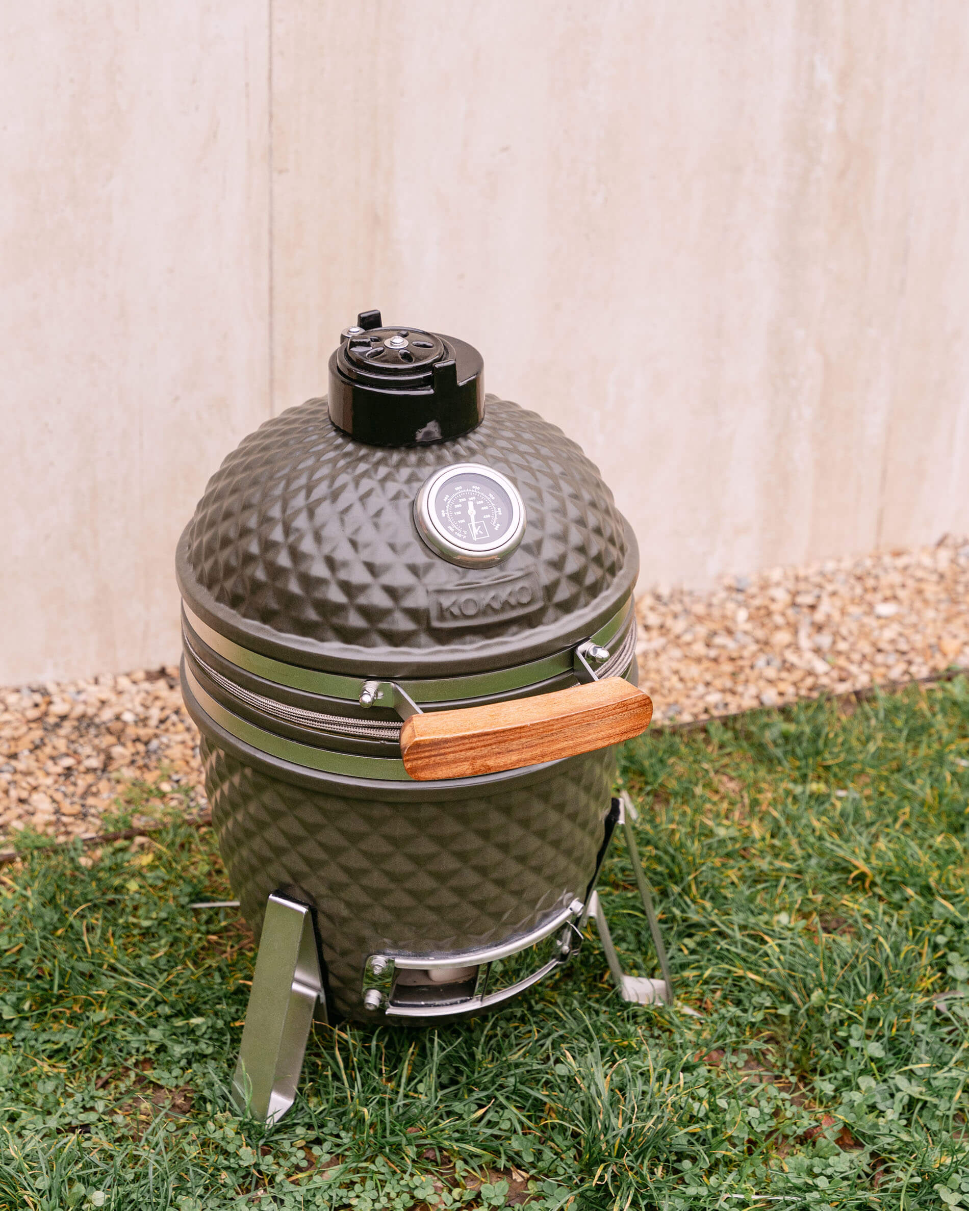 Kamado Little Kokko 13 em cerâmica apresentado no exterior.
