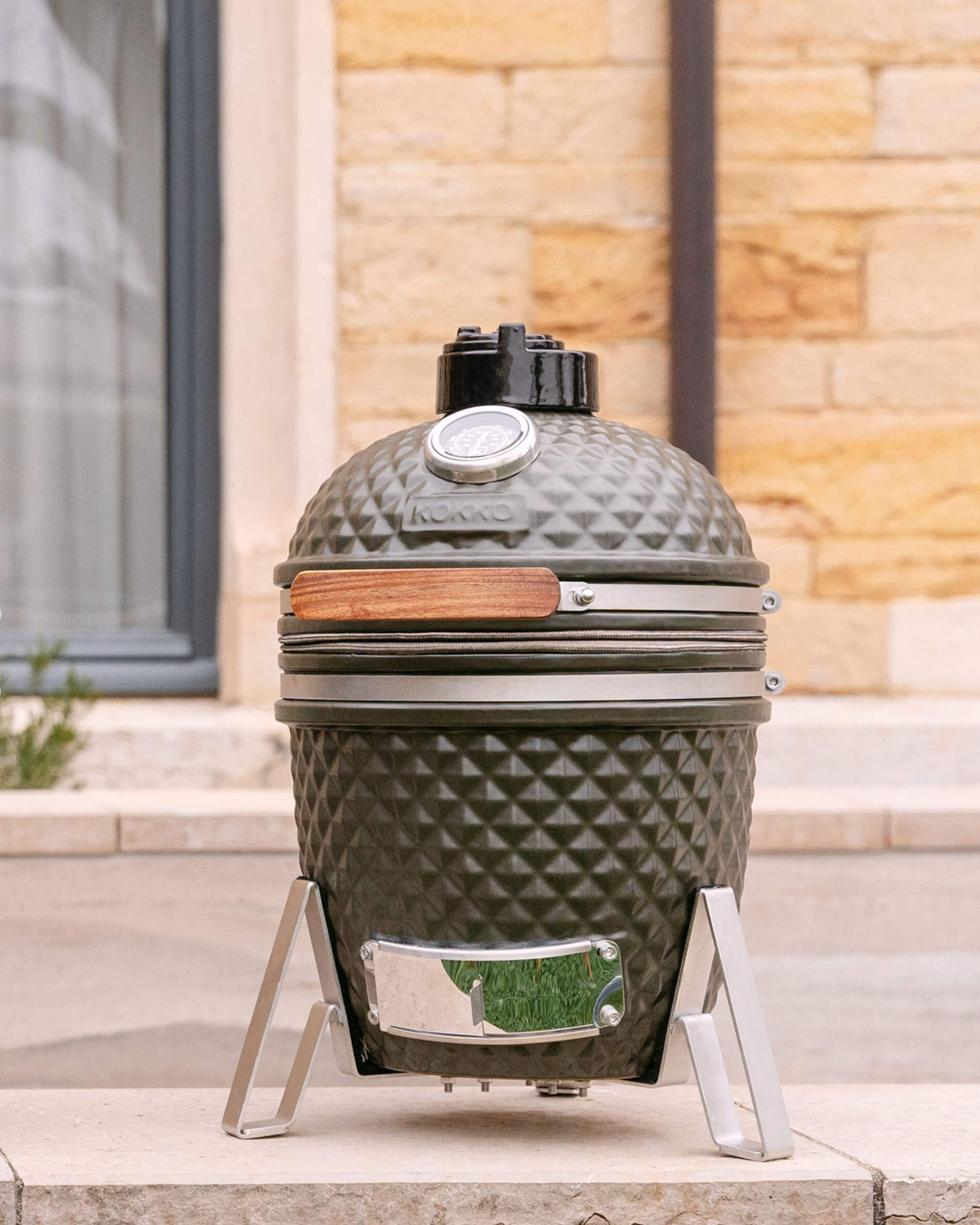Kamado Little Kokko 13 em cerâmica verde-azeitona no seu suporte.