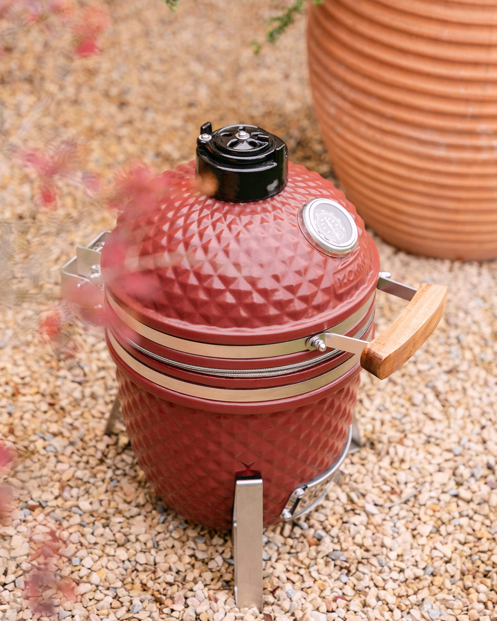 Kamado Little Kokko 13 em cerâmica vermelho óxido visto de frente.