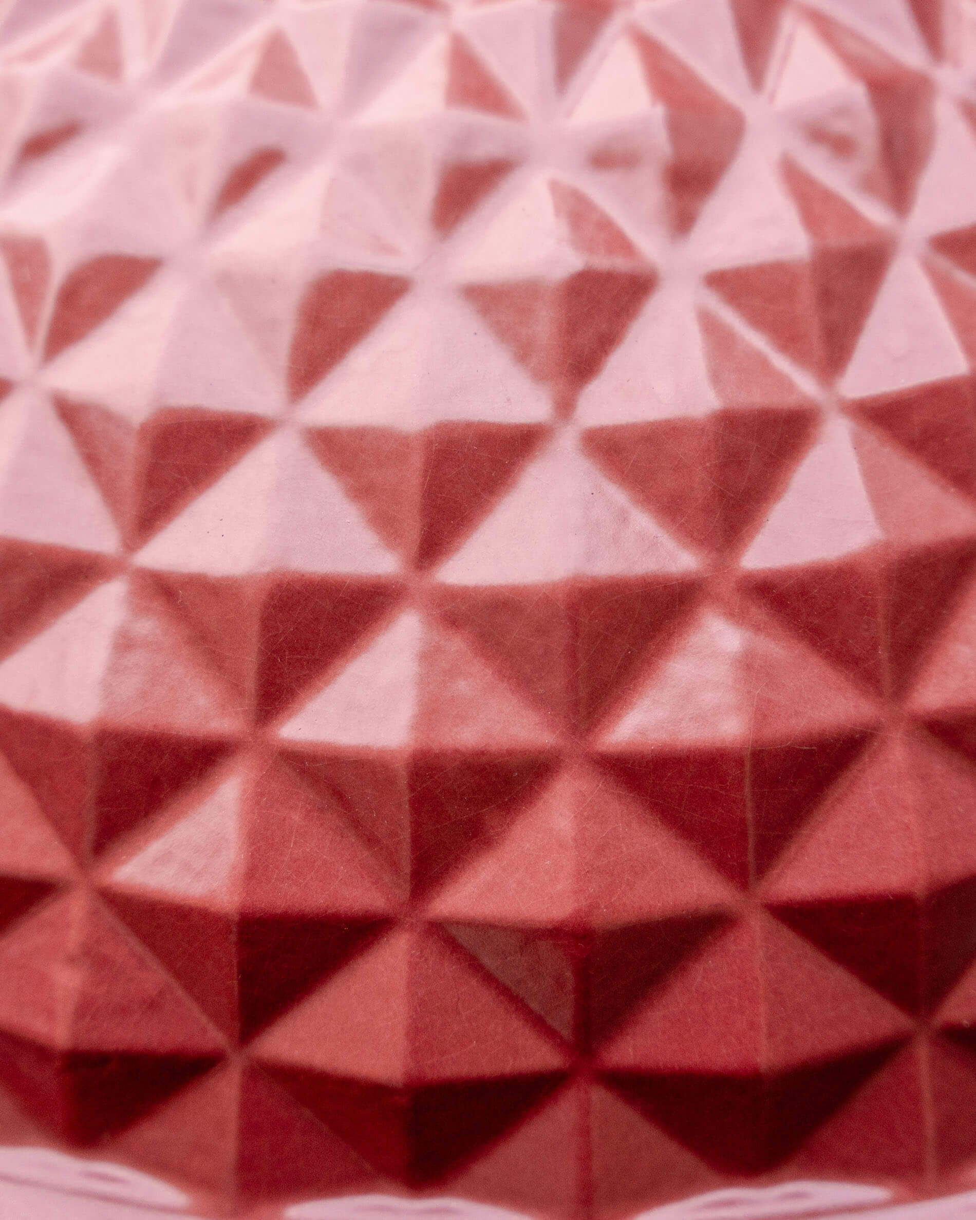 Detalhe da cerâmica texturada em vermelho óxido do kamado Kokko.