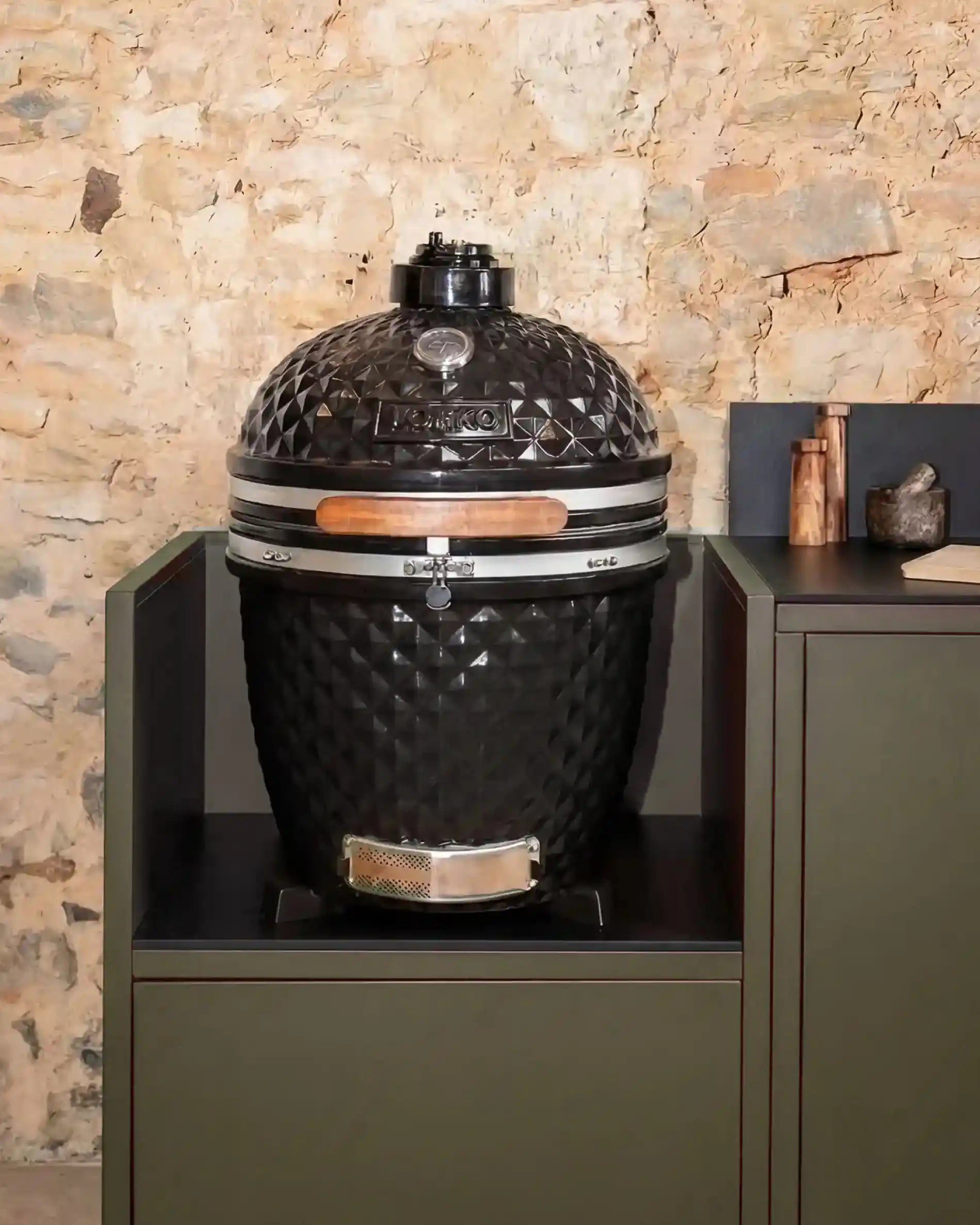 Kamado Kokko preto integrado em módulo olive com bancada preta