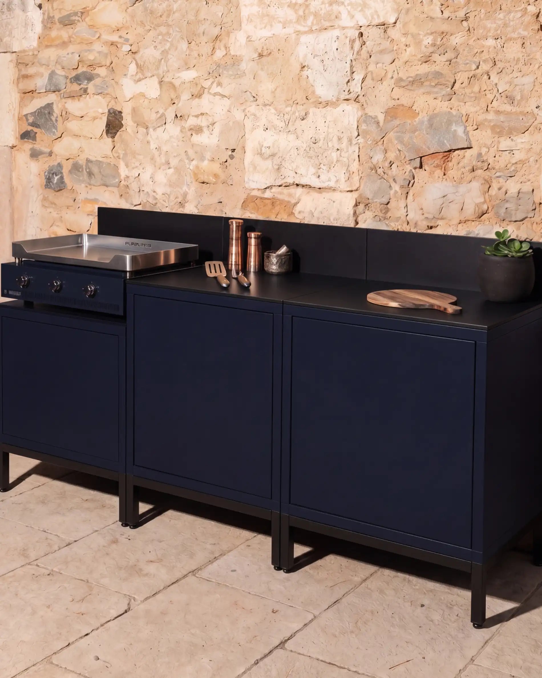 Cuisine extérieure PILOTIS bleu marine avec module plancha