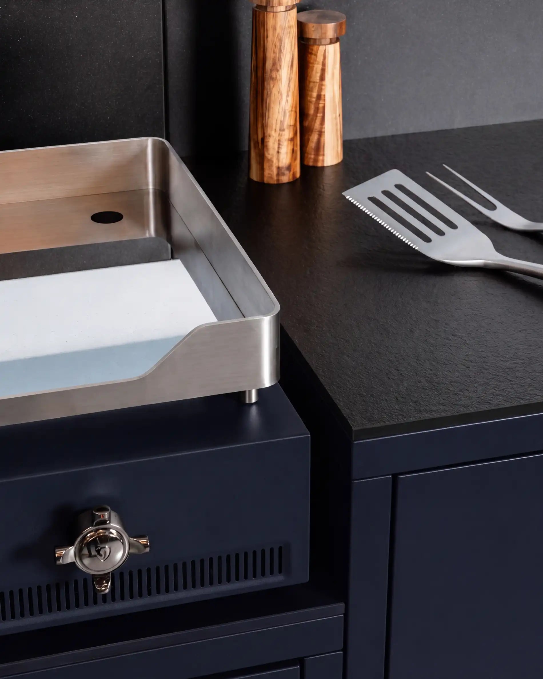 Détail plancha inox du module PILOTIS bleu marine