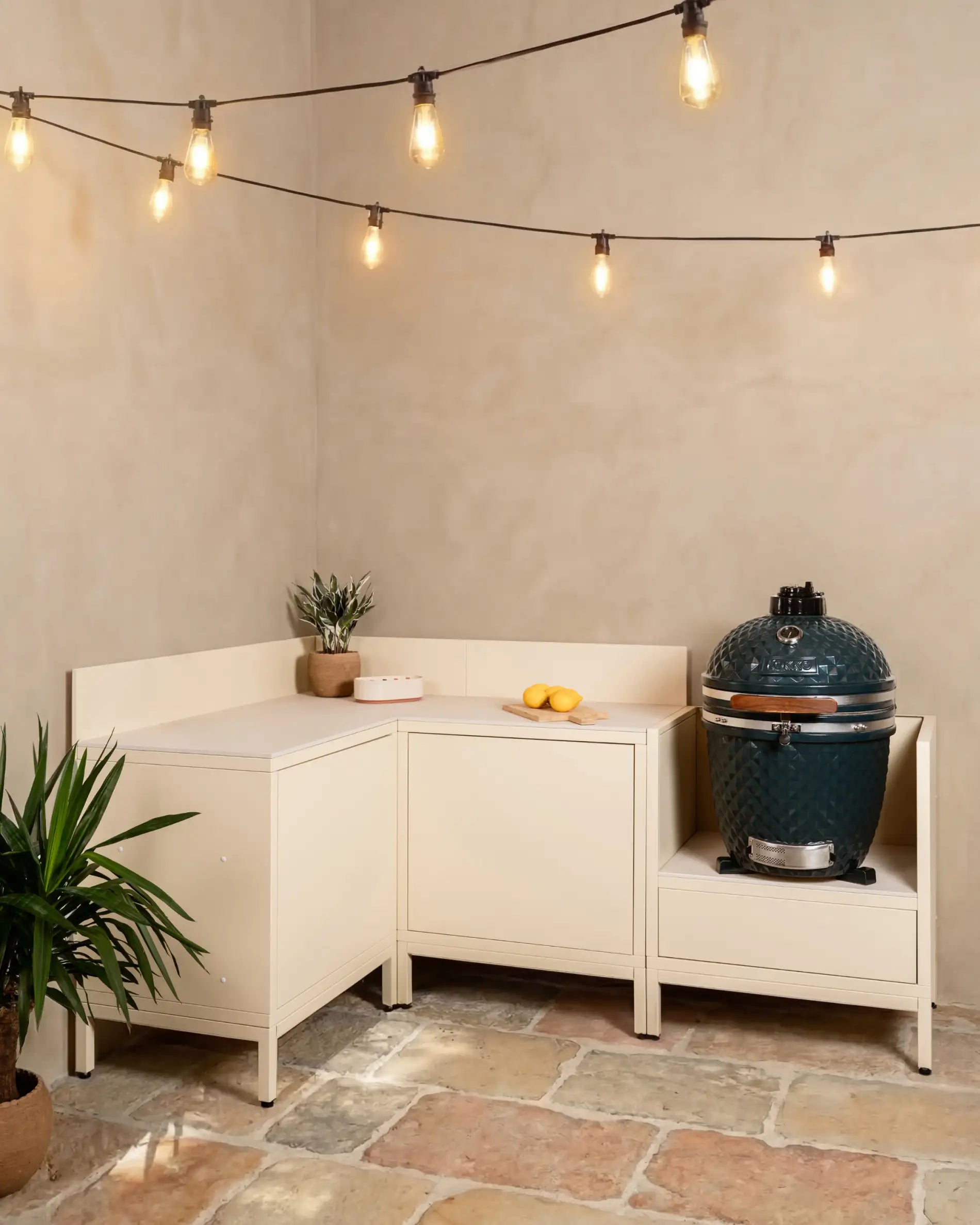 Cozinha exterior Kokko creme em ângulo com kamado e tampo de trabalho