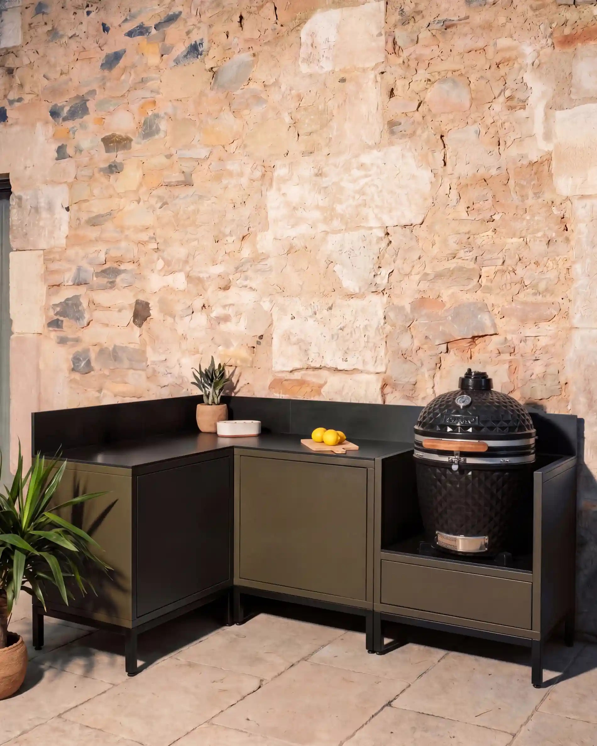 Cozinha exterior Kokko olive em ângulo com kamado e arrumação integrada