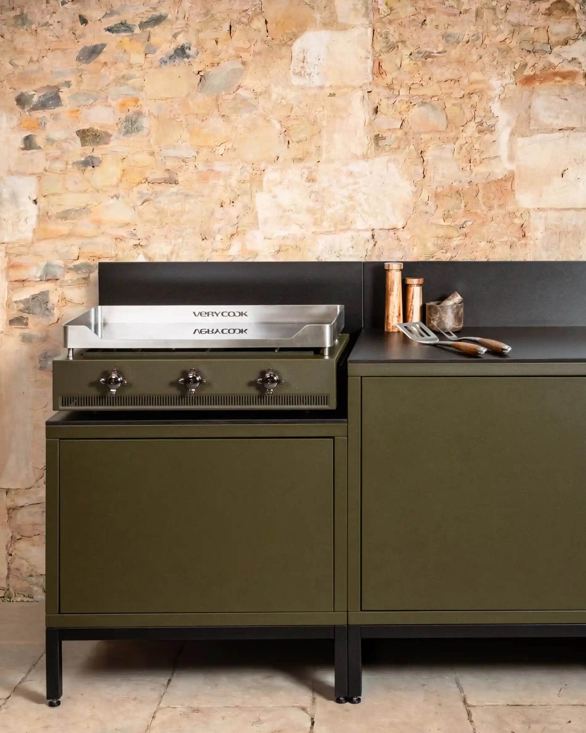 Cozinha exterior Kokko olive com plancha integrada