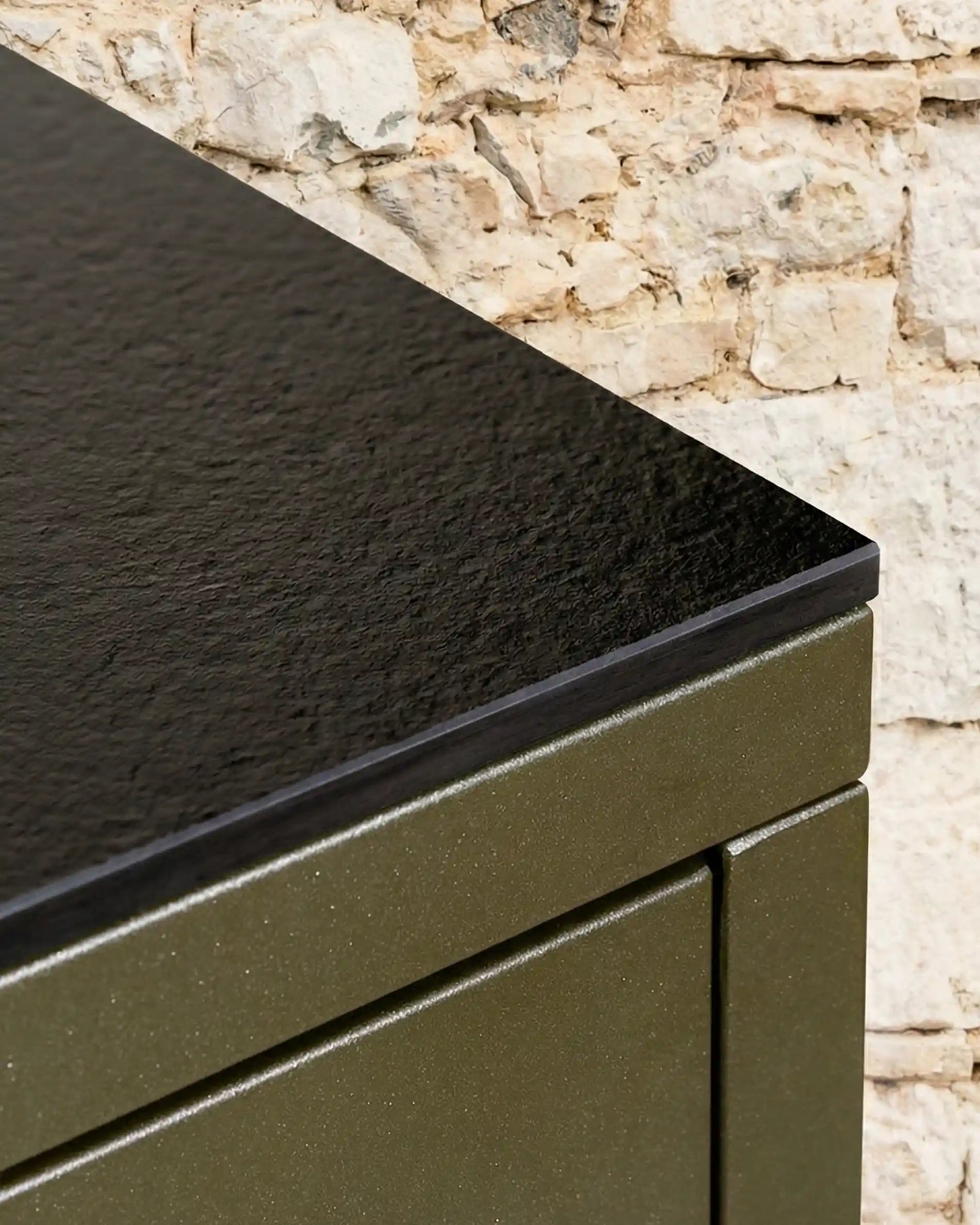 Detalhe do tampo de trabalho preto texturado da cozinha exterior Kokko olive