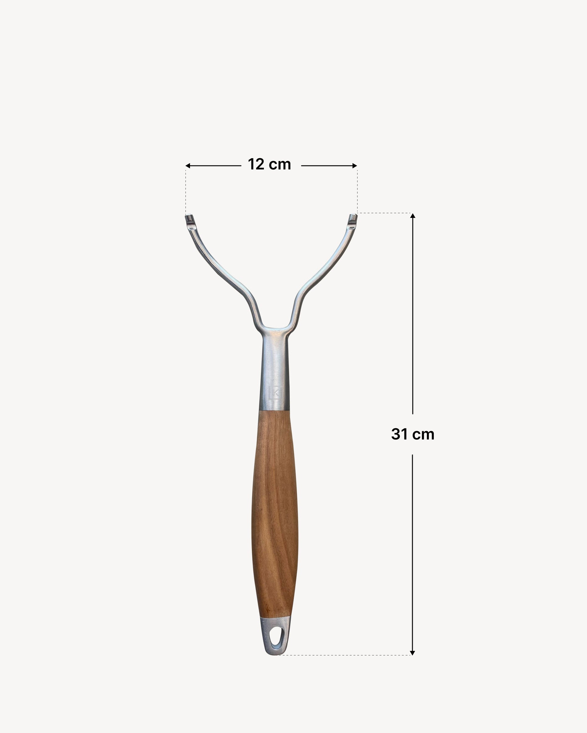 Pega de elevação para grelha de kamado em inox com cabo ergonómico em madeira, apresentada com as suas dimensões exatas: 31 cm de comprimento total e 12 cm de distância entre os ganchos, facilitando o manuseamento das grelhas quentes.