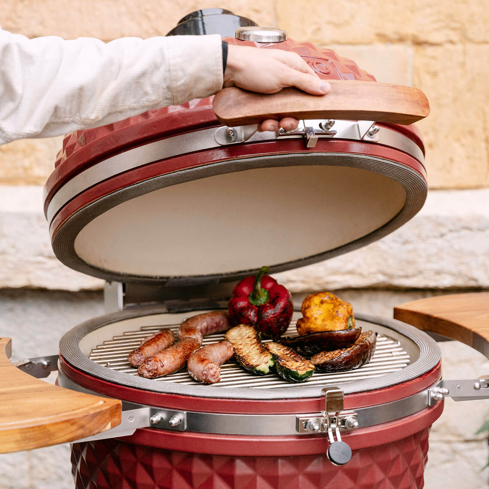 Kamado Kokko 22 polegadas nova edição a ilustrar a versatilidade na cozinha, entre grelhados, cozedura indireta e fumagem.
