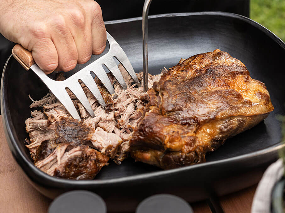 Porco desfiado fumado no kamado Kokko, a mostrar a textura da carne após uma cozedura lenta.