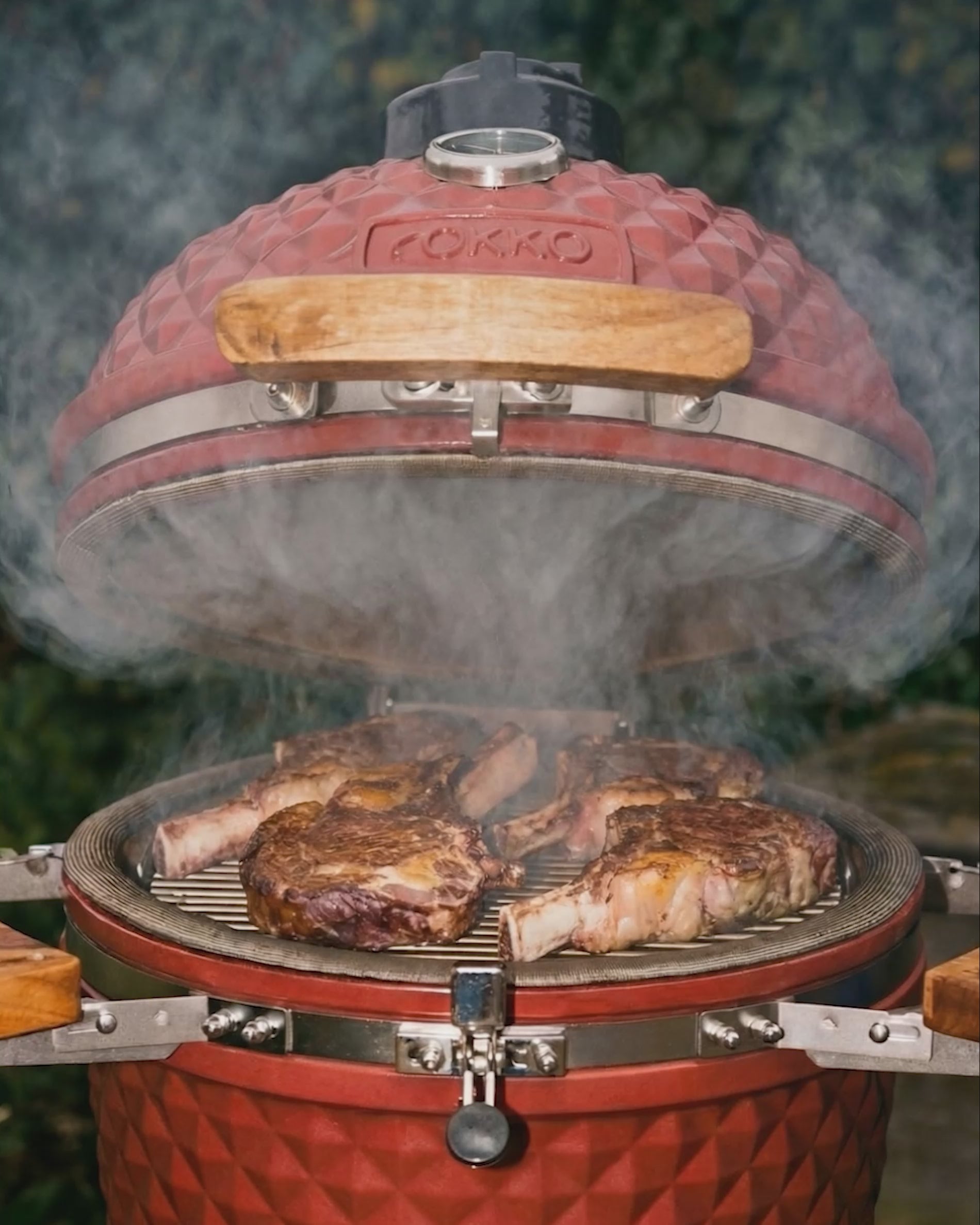 Carregar vídeo: Vidéo de démonstration des performances du kamado Kokko en cuisson