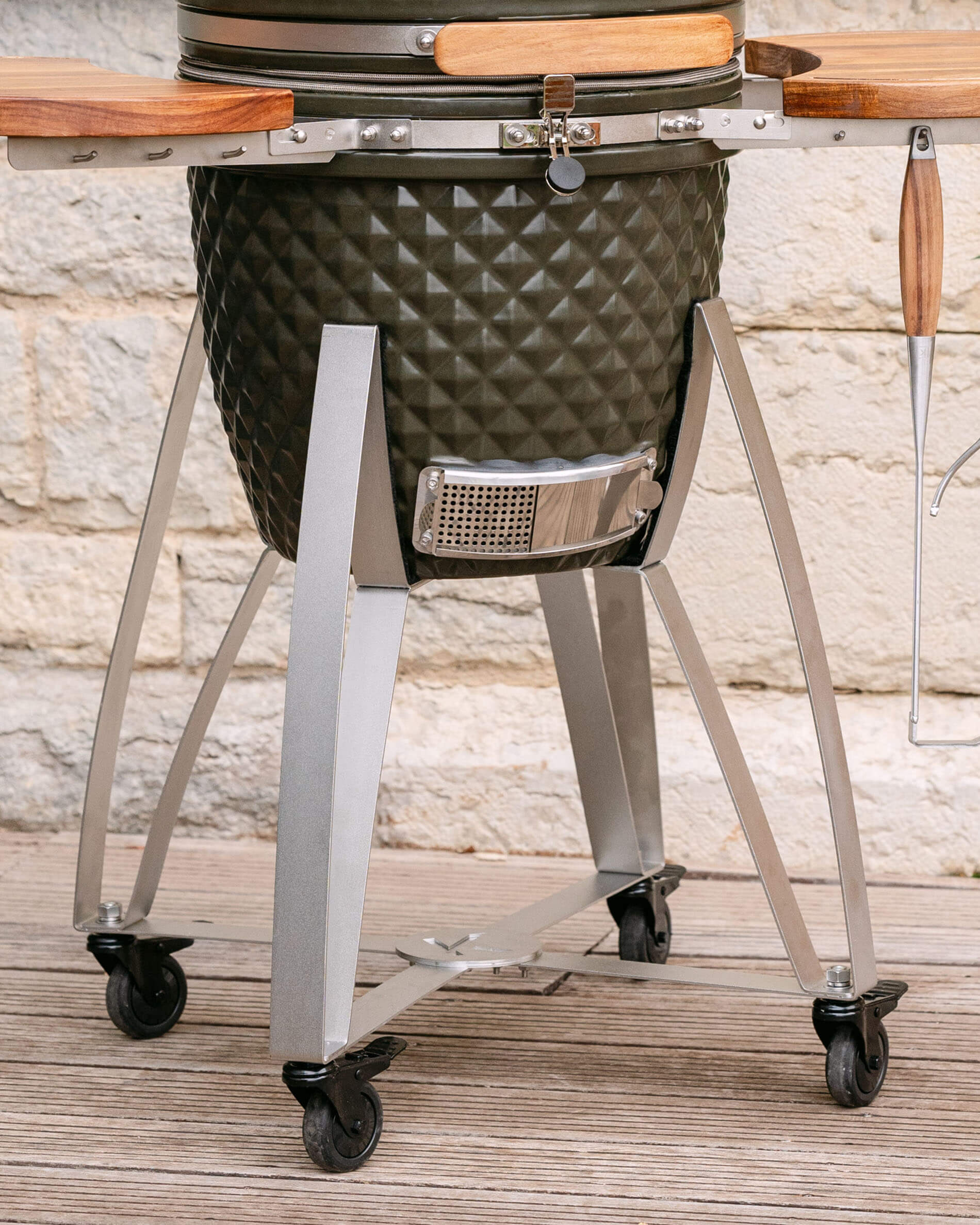 Carrinho em inox para kamado Kokko com prateleira e rodas.