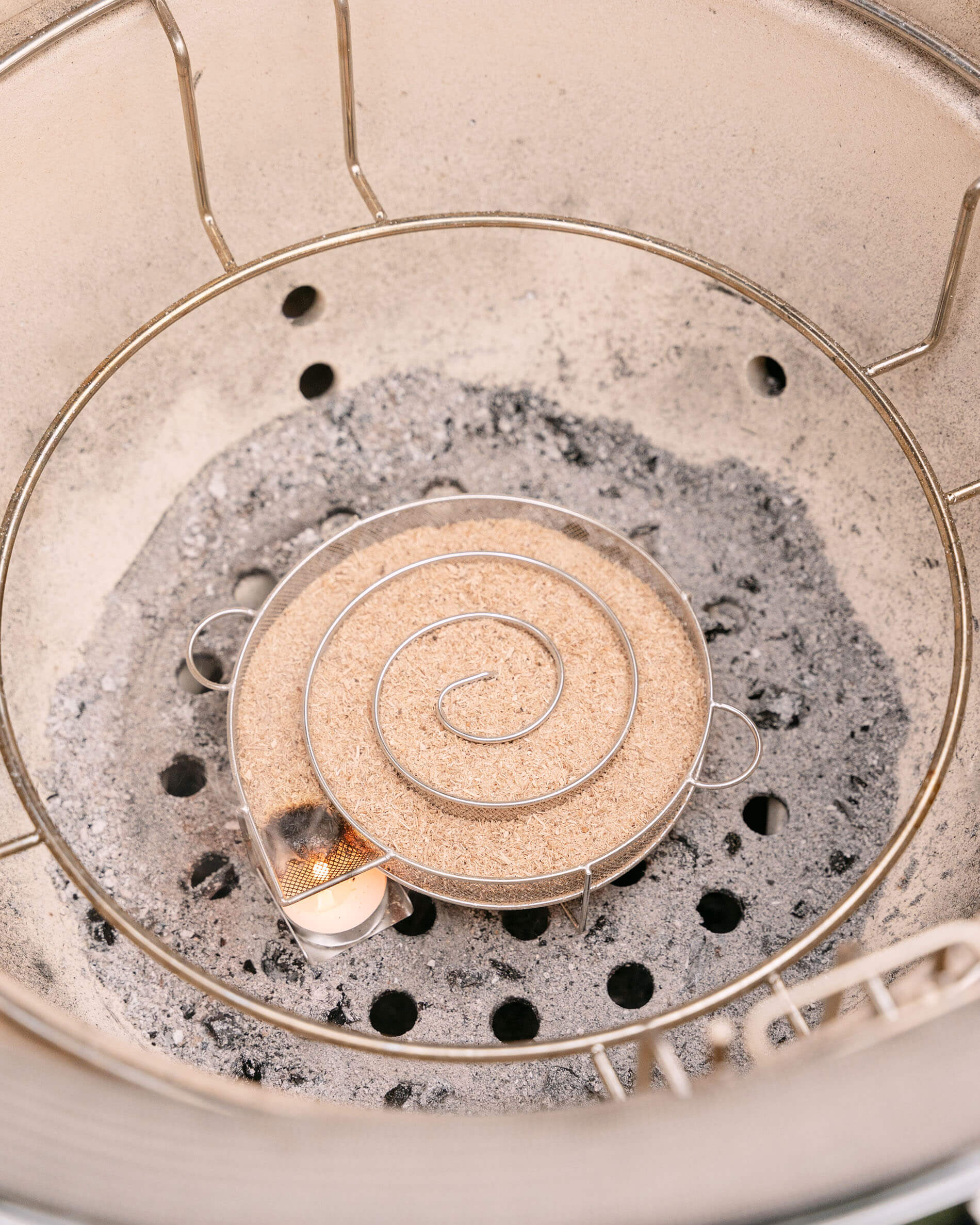 Serpentina de fumagem a frio com serrim