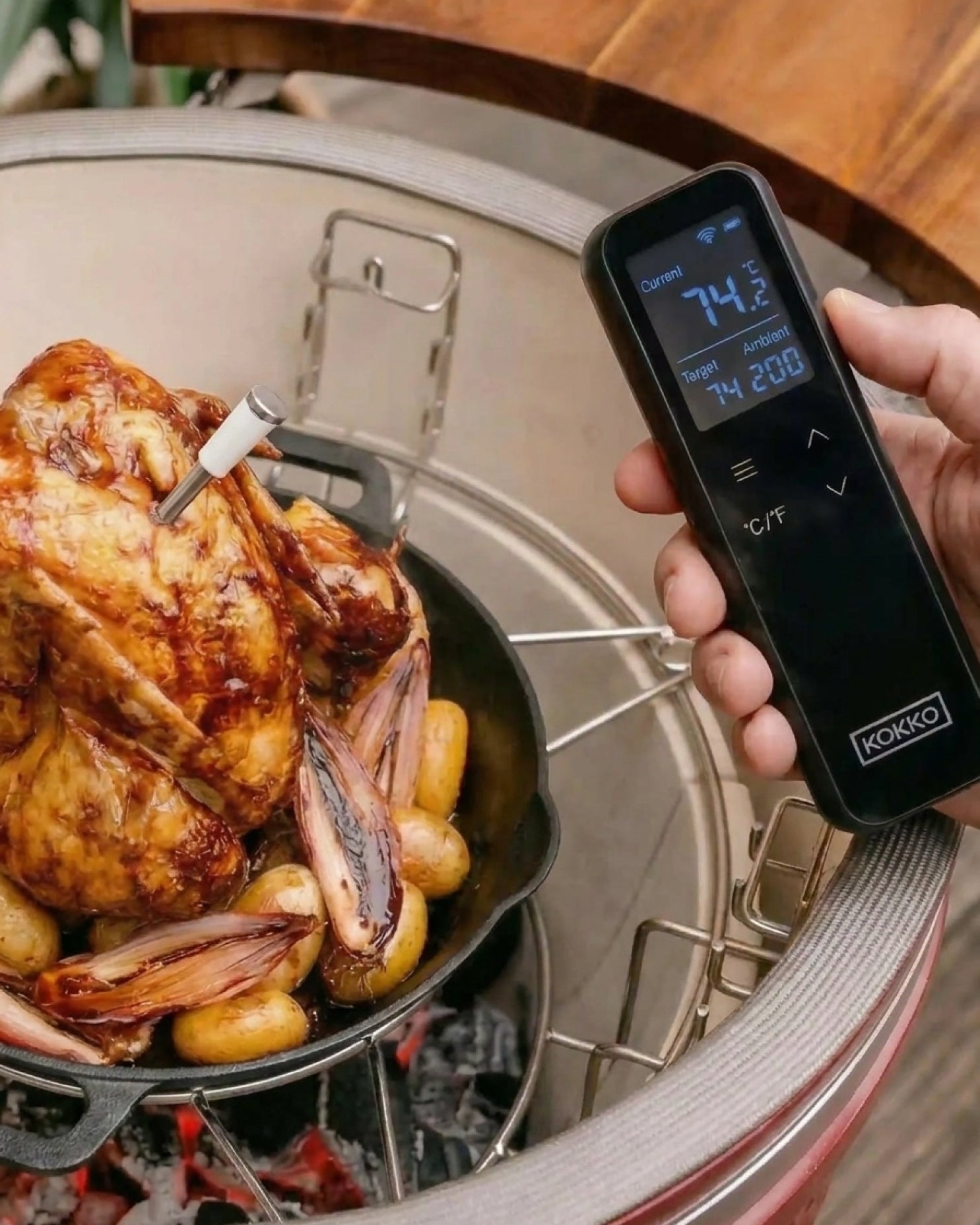 Termómetro de sonda conectado utilizado num kamado Kokko durante a cozedura