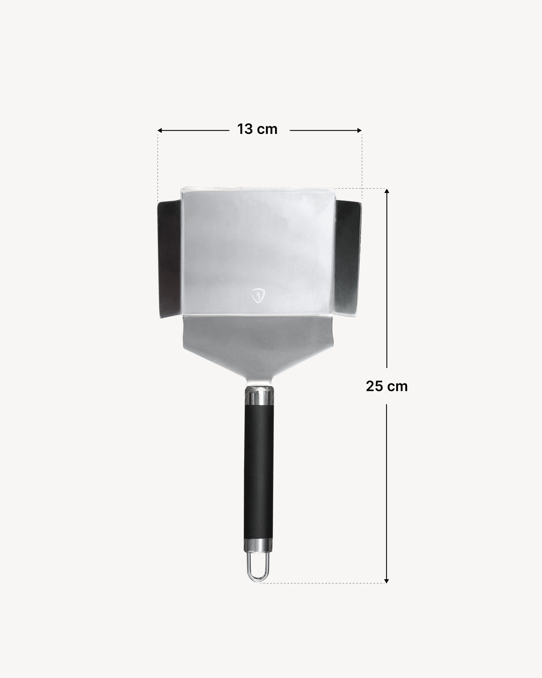 Espátula para legumes em inox com lâmina larga e bordos laterais elevados, equipada com cabo ergonómico preto com argola para pendurar, apresentada com um esquema de dimensões que indica uma largura de lâmina de 13 cm e um comprimento total de 25 cm.