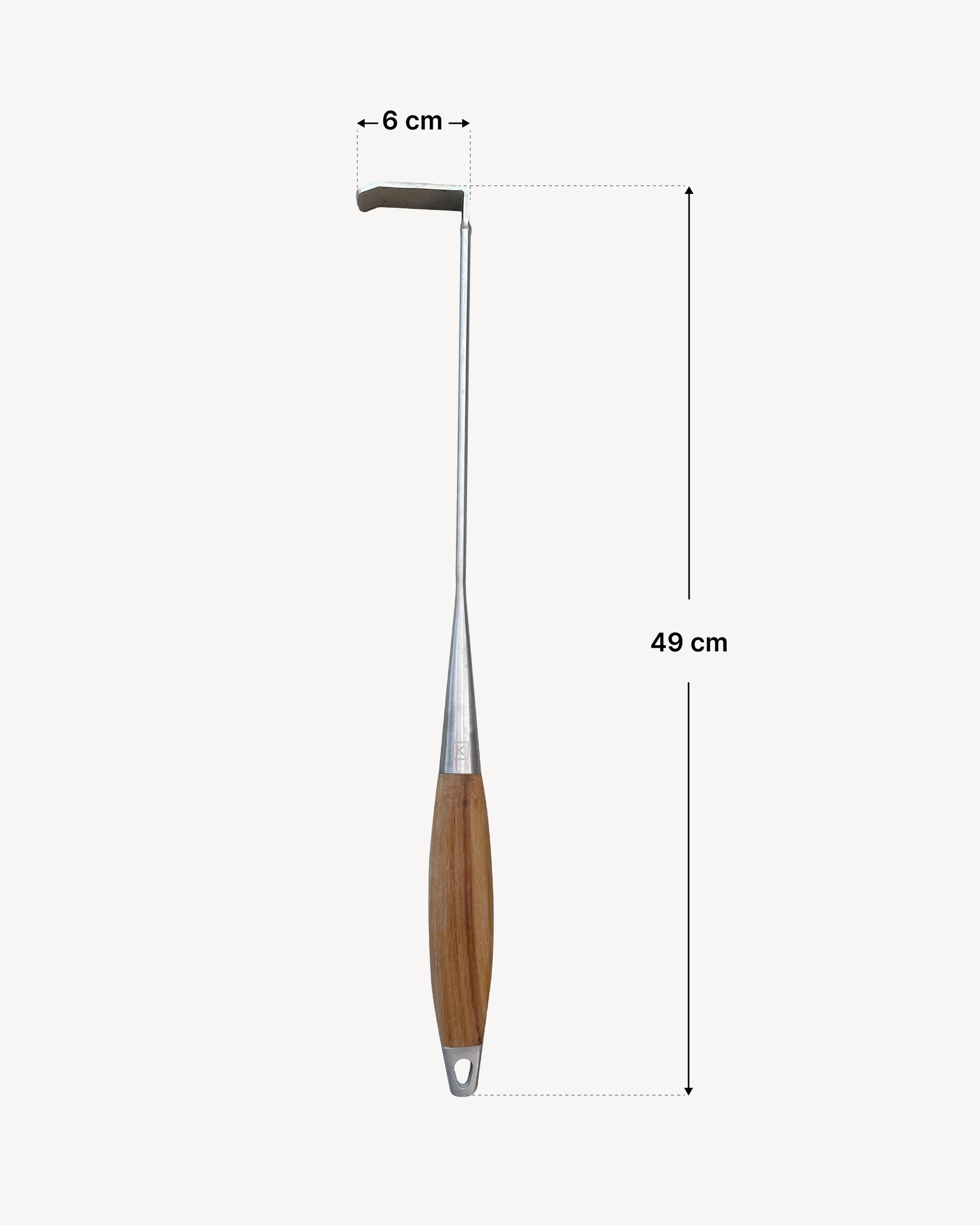 Tira-cinzas em aço inoxidável com cabo de madeira, apresentado com um esquema de dimensões que indica um comprimento total de 49 cm e uma largura da cabeça de 6 cm, concebido para remover as cinzas de um kamado.
