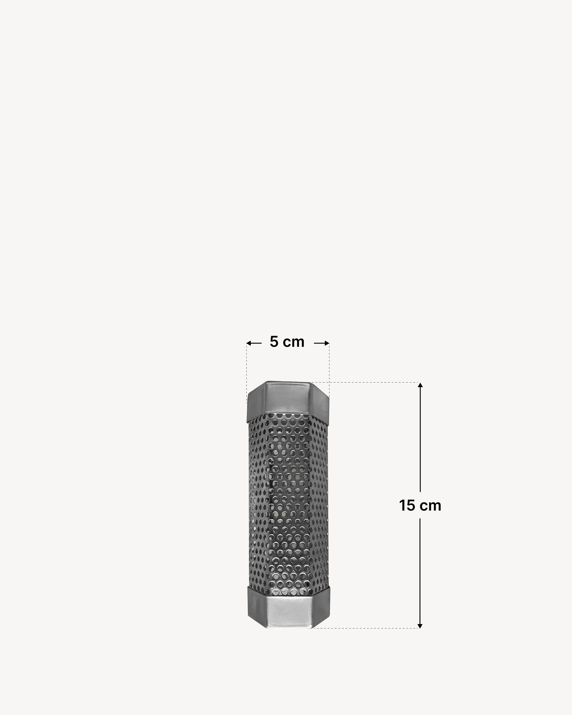 Gerador de fumo compacto em inox perfurado, concebido para fumagem a frio, ilustrado com as suas dimensões exatas: 15 cm de altura e 5 cm de largura, permitindo uma fumagem progressiva e controlada dos alimentos.